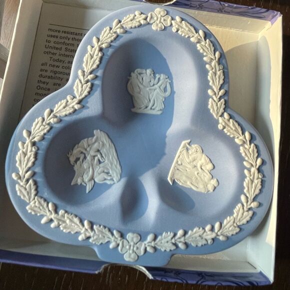 Wedgwood Blue Jasper Vintage Clover Shaped Trinket Dish in Original Box - Picture 13 of 14